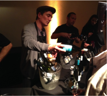 Charlie Villard servindo os vinhos produzidos por sua família no vale do Casablanca.